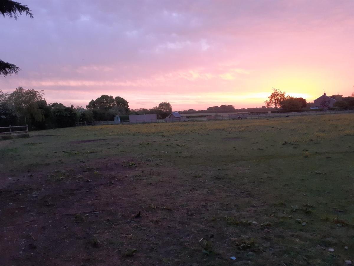 チッペナム Glamping At The Retreat Wiltshire Is Rural Blissヴィラ エクステリア 写真