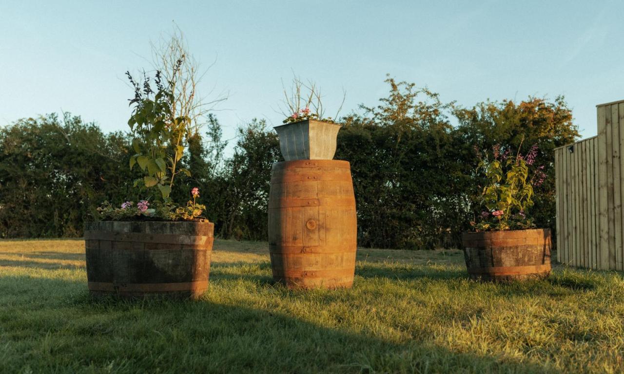 チッペナム Glamping At The Retreat Wiltshire Is Rural Blissヴィラ エクステリア 写真