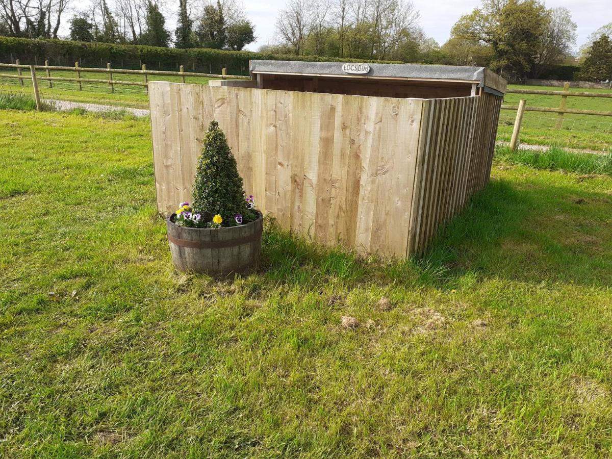 チッペナム Glamping At The Retreat Wiltshire Is Rural Blissヴィラ エクステリア 写真